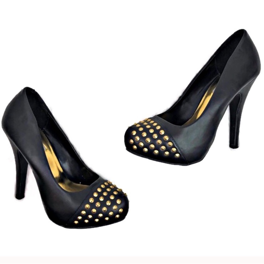 Stud Toe Pump